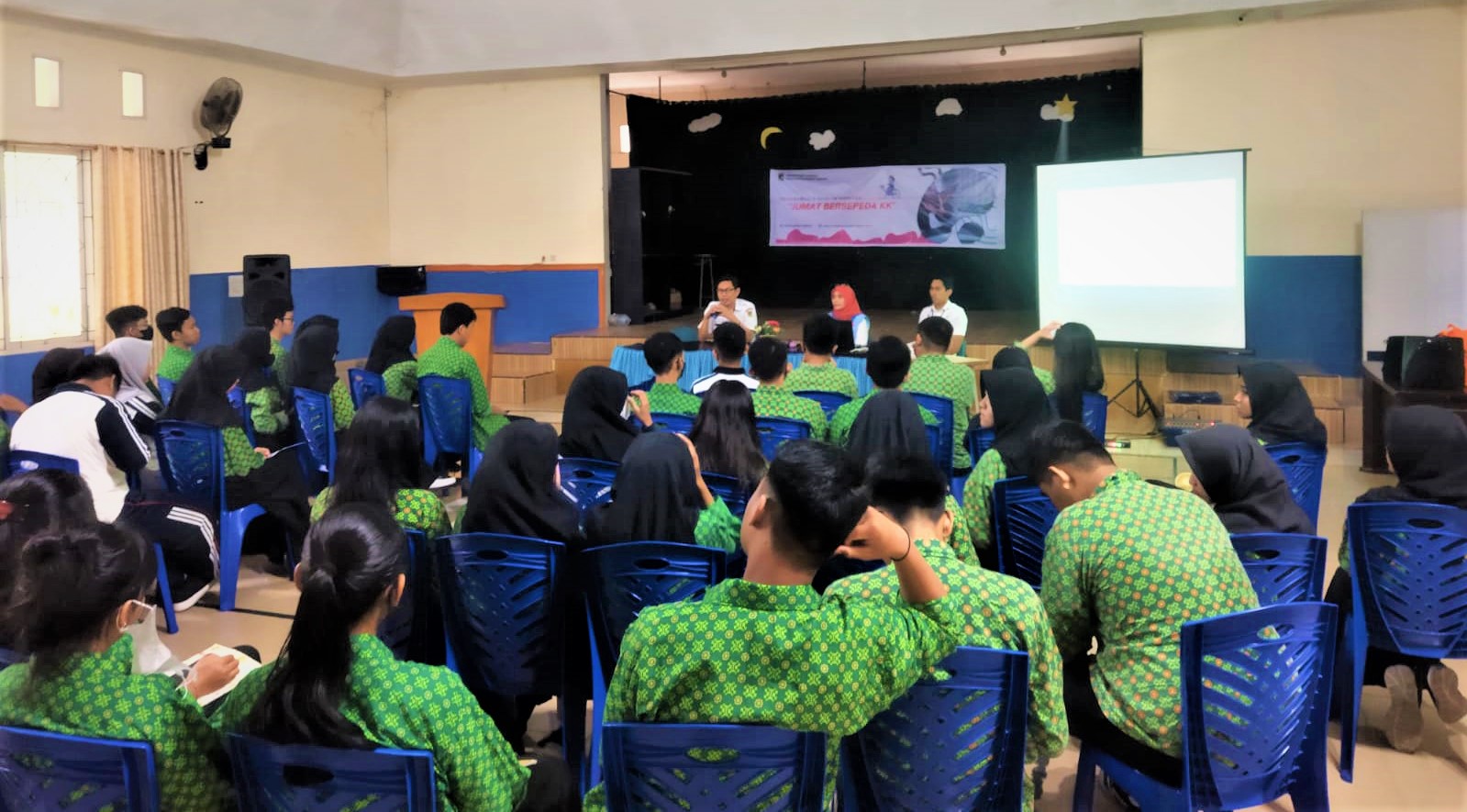  Sosialisasi penanaman 9 nilai integritas "JUMAT BERSEPEDA KK" di SMAN Model Terpadu Madani Palu